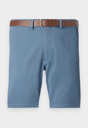 Pantalones cortos de algodón azul con un cinturón de cuero marrón, corte recto, bolsillos frontales y un acabado limpio en los dobladillos.