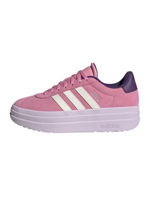 Zapatilla Adidas rosa con plataforma baja, franjas blancas, forro interior morado y suela gruesa con el logo de Adidas en el lateral.