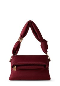 Borsa bordeaux con una finitura testurizzata. Presenta una maniglia morbida e imbottita e una tasca con zip frontale, accentuata da dettagli in oro.