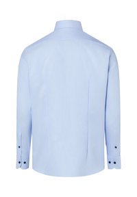 Camicia da uomo azzurro chiaro a maniche lunghe con polsini abbottonati vista da dietro su sfondo bianco.