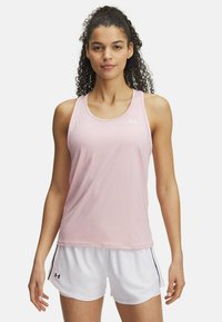 Top sportivo senza maniche di colore rosa chiaro con scollo rotondo. Tessuto liscio e leggero. Logo bianco sul petto e cuciture a contrasto.