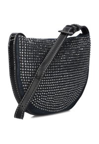 Zwarte schoudertas met gespen op het oppervlak, met een gemêleerde afwerking en een enkele verstelbare schouderriem met witte stiksels.