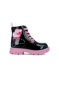 Botín de charol negro hasta el tobillo con cordones y suela rosas. Presenta una oveja rosa bordada en el lateral y una línea decorativa de puntos.