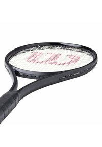 Zwarte tennisracket met een ronde kop, met witte snaren en een rood logo. Het handvat heeft een geprofileerde grip voor betere controle.