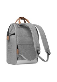 Mochila de tela gris con acentos de cuero marrón, correas de hombro acolchadas, asa superior, bolsillo lateral con cremallera y acabado texturizado.