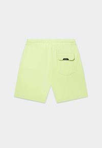 Shorts amarillos neón con una cinturilla plana, bolsillo con solapa en la parte trasera y una pequeña etiqueta de la marca. Tejido suave y corte relajado.