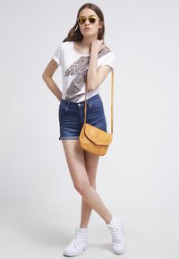KIOMI by Zalando - Cross body bag - cognac Thumbnail Image 1