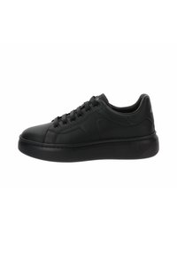 Baskets en cuir noir avec un bout arrondi, semelle texturée, lacets à l'avant et design minimaliste. Présente des surfaces lisses et des accents subtils.