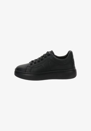 Baskets en cuir noir avec un bout arrondi, semelle texturée, lacets à l'avant et design minimaliste. Présente des surfaces lisses et des accents subtils.