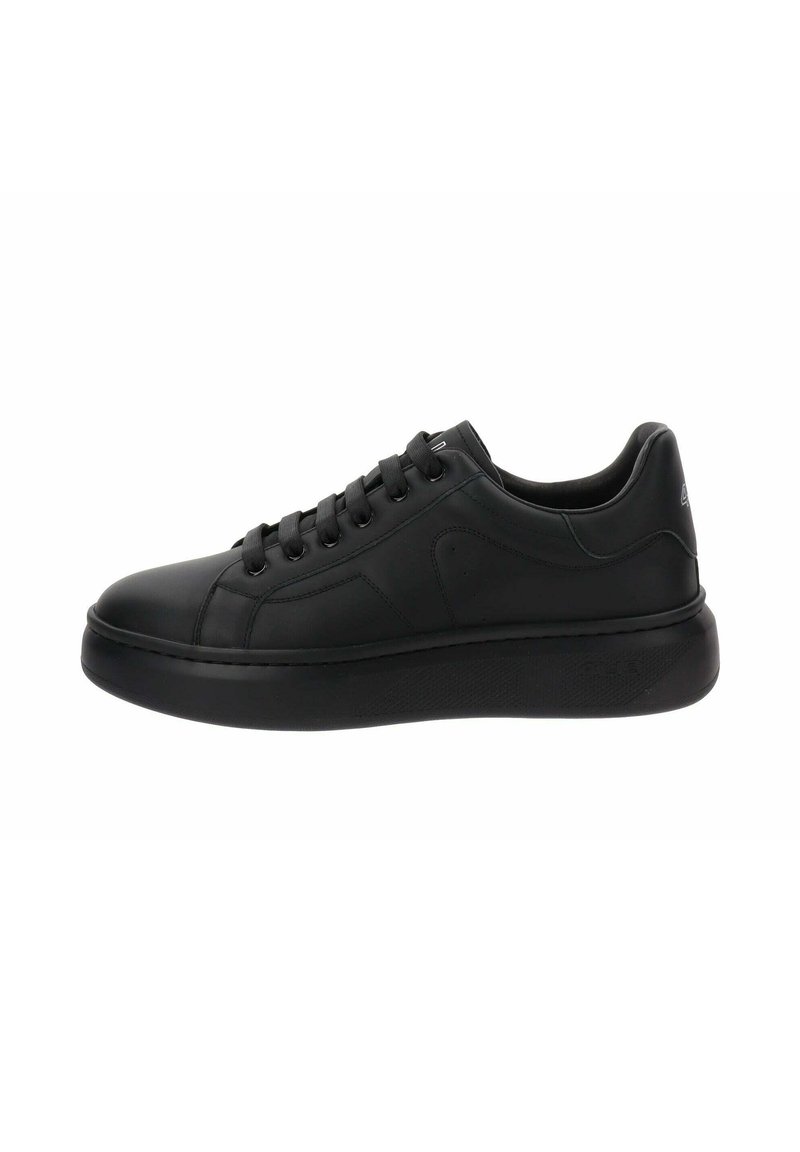Baskets en cuir noir avec un bout arrondi, semelle texturée, lacets à l'avant et design minimaliste. Présente des surfaces lisses et des accents subtils.