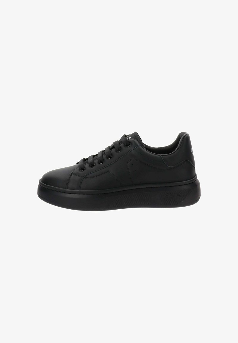 Zapatillas de cuero negro con punta redondeada, suela texturizada, parte delantera con cordones y diseño minimalista. Presenta superficies lisas y acentos sutiles.