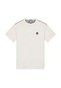 Cremefarvet t-shirt med rund halsudskæring, kontrasterende ternet stof på skulderne og et lille sort logo på brystet.