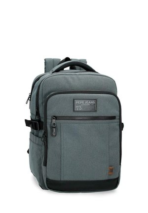 Mochila gris de Pepe Jeans con varios compartimentos con cremallera y correas acolchadas para los hombros, mostrada sobre un fondo blanco.