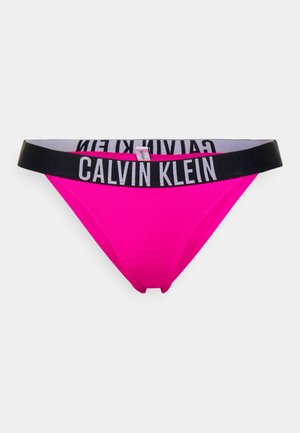Rosa bikini-bukser med en sort elastisk talje, der har "CALVIN KLEIN" i grå tekst. Glat tekstur og lavtaljet design.
