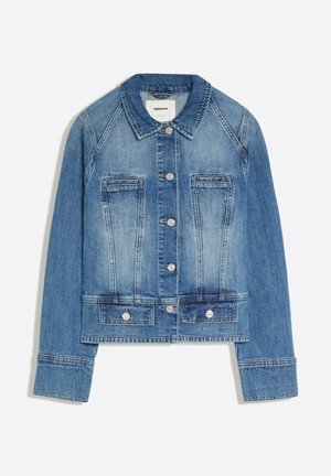 Veste en jean bleu avec manches longues, col pointu, fermeture par boutons devant, deux poches poitrine et deux poches inférieures à rabat et boutons.