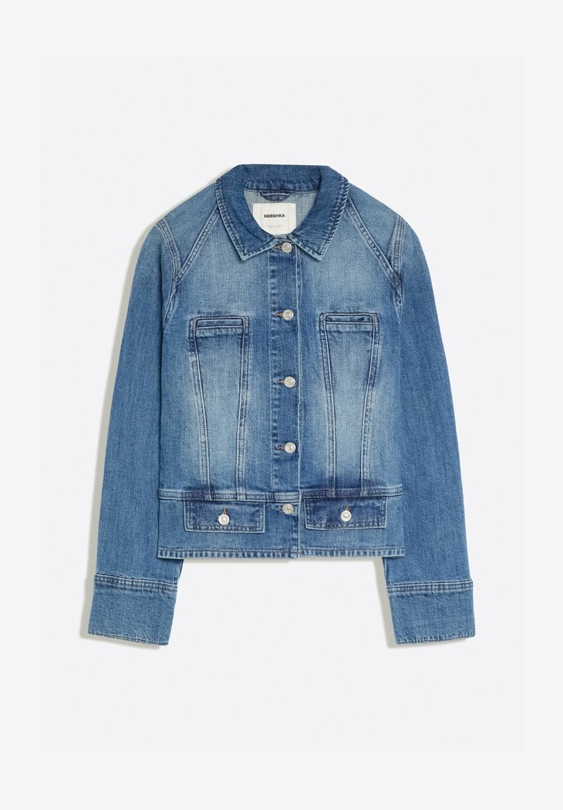 Veste en jean bleu avec manches longues, col pointu, fermeture par boutons devant, deux poches poitrine et deux poches inférieures à rabat et boutons.