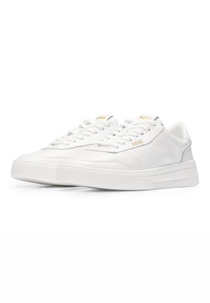 Par lavehvide lædersneakers med hvide snørebånd, tykke såler og guld "BOSS"-mærke på tung og sider.