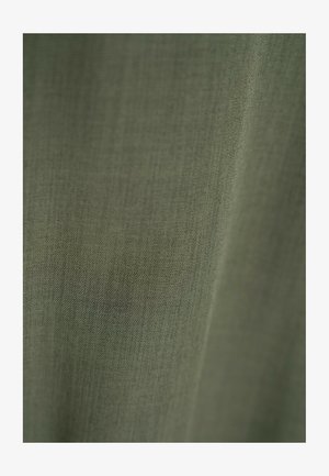 Textil in einem gedämpften Grünton, mit einer glatten, leicht strukturierten Oberfläche und feinen Webmustern. Subtile Lichtreflexionen sind sichtbar.