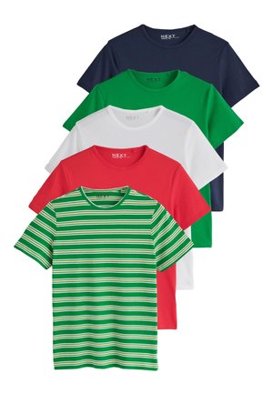 Cinque t-shirt a maniche corte con scollo rotondo in blu navy, verde, bianco, rosso e verde con strisce bianche e gialle.