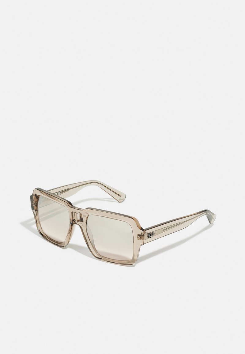 Ochelari de soare pătrați transparenti cu lentile de culoare maro deschis, rame clare, design unghiular și accent argintiu pe templa.
