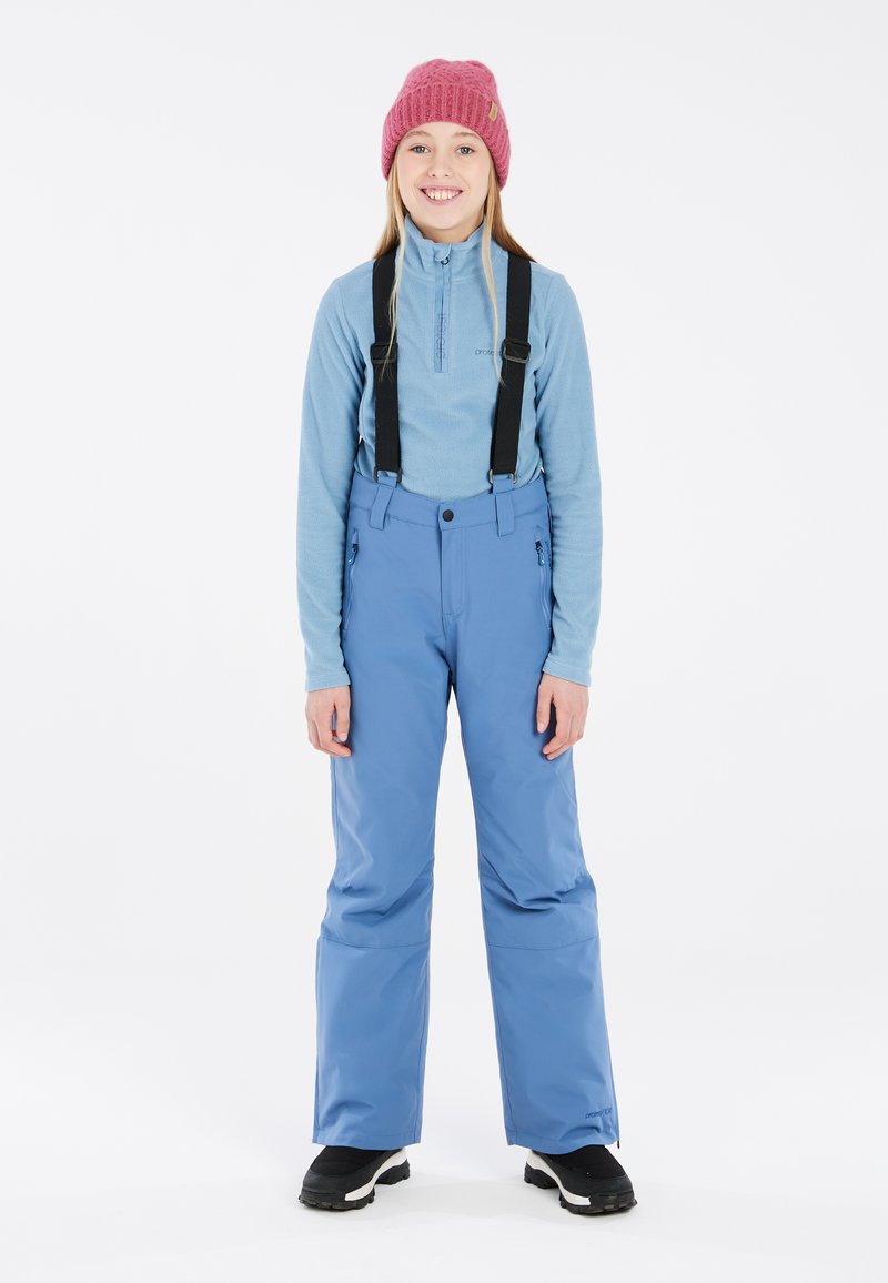 Blauwe skibroek met zwarte bretels, gecombineerd met een lichtblauwe fleece top en een roze gebreide muts. Voorzien van ritszakken en een ontspannen pasvorm.