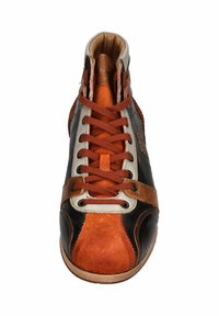 High-Top-Sneaker mit schwarzem Lederkörper, orangefarbenen Wildlederakzenten und braunen Schnürsenkeln. Verfügt über eine weiße Zunge und verstärkte Ösen.