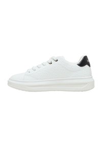 Sneakers bianchi con design testurizzato, suola piatta, punta rotonda e accentatura nera sul tallone. Presentano sei occhielli e lacci semplici.