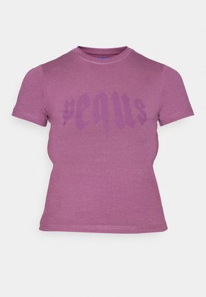 Maglietta a maniche corte viola in cotone. Presenta un colletto rotondo e una forma leggermente aderente, con una stampa grafica di colore viola scuro sul davanti.
