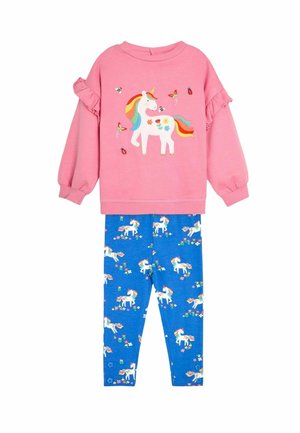 Roze sweatshirt met ruche mouwen, met een eenhoornafbeelding en bloemdetails. Blauwe leggings met herhaalde eenhoorn- en bloemenpatronen.