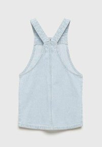 Svetlo modre prugaste denim overole z širokimi naramnicami, ukrivljenimi robovi in ravnim robom. Izpostavljene šive po celotni površini.