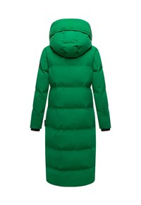 Groene pufferjas met een capuchon, voorzien van een gewatteerd ontwerp, lange mouwen en elastische manchetten. Gladde textuur, knielange snit. Geen zichtbare sluitingen.