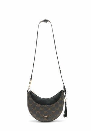 Lille halvmåneformet sort og brun crossbody taske med gentaget logo mønster, sort læderdetalje, guldfarvet hardware og en kvast på remmen.