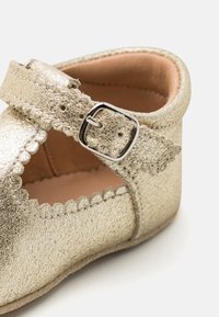 Petit Nord Copenhagen BABY SCALLOP T-BAR UNISEX - Tøfler - goldie