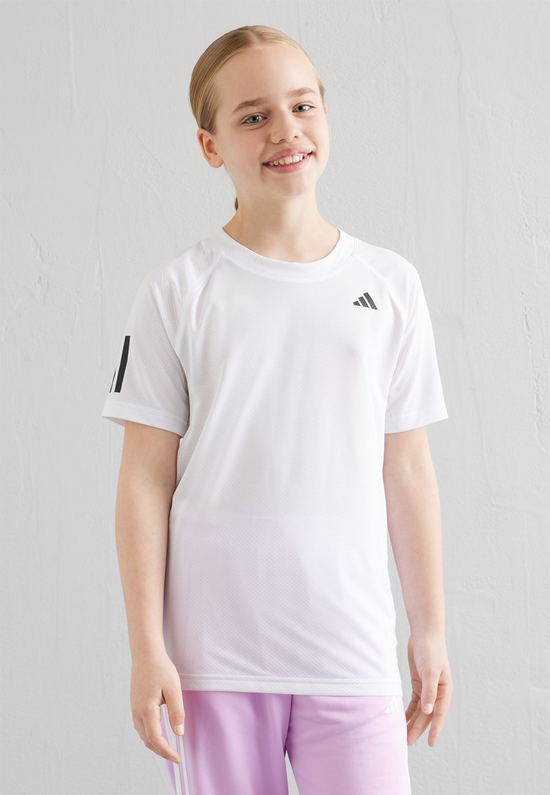 Camiseta deportiva blanca, hecha de un tejido transpirable, con mangas cortas, cuello redondo y un logo negro en el pecho izquierdo y en la manga.