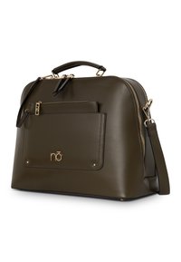 Zielona oliwkowa skórzana torebka o wyrazistym kształcie, z górnym uchwytem, regulowanym paskiem na ramię, złotymi detalami i przednią kieszenią.