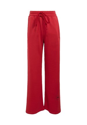Rode sweatpants met wijde pijpen, elastische tailleband, aantrekkoord, zijzakken en een klein zwart logo bij de zoom op een witte achtergrond.