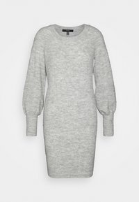 Szara dzianinowa sukienka z okrągłym dekoltem, długimi bufiastymi rękawami i ściągaczami. Tkanina ma miękką, teksturowaną powierzchnię.