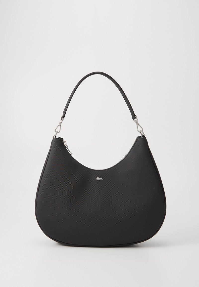 Μαύρη υφασμάτινη τσάντα σε μορφή ημισελήνου με φερμουάρ στο πάνω μέρος, αποσπώμενο λουρί και μικρό ασημένιο λογότυπο κροκόδειλου μπροστά.