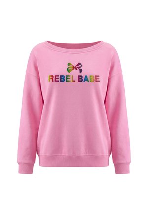 Lyserød sweatshirt med regnbuefarvet "REBEL BABE" tekst og en farverig sløjfe-grafik over teksten på brystområdet.