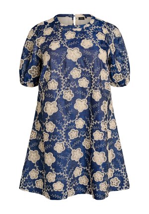 Blå kjole med pufærmer med store hvide blomstrede blonder og broderede vinrankedetaljer.