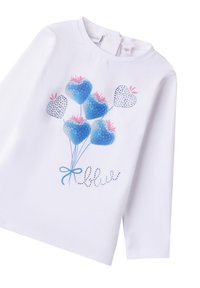 Weißes Langarm-T-Shirt mit einem blauen Herzballon-Graphic, verziert mit rosa Akzenten und Strassdetails, der mit einer blauen Schleife illustriert ist.