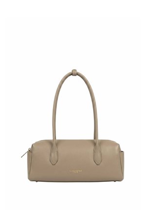 Sac à main rectangulaire beige avec longues anses, fermeture éclair et logo « Lancaster Paris » doré au centre avant.