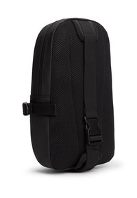 Μαύρο σακίδιο με υφή πλέγματος στο πίσω μέρος, με λείο εμπρόσθιο πάνελ, ρυθμιζόμενο λουράκι με πόρπη και αεροδυναμικό σχήμα.