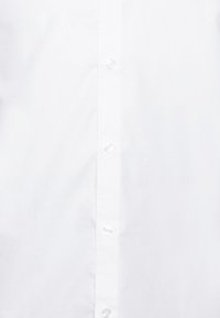 Witte button-up shirt gemaakt van gladde katoenstof met een voorste knoopsluiting met duidelijke knopen en een klassieke kraag.
