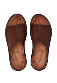 Brune læderslippers med rund tå og struktureret overdel. Har brune syninger og en sort gummisål.