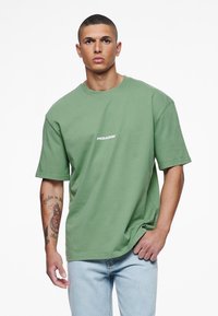 Pegador COLNE LOGO TEE - Marškinėliai su spaudiniu - vintage washed cypress green