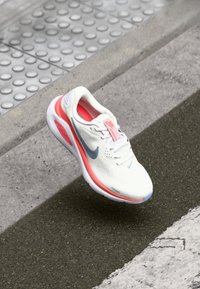 Niet geselecteerd, white/ashen slate/hot lava/hydrogen blue