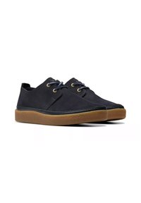 Scarpe di pelle scamosciata nera con forma arrotondata, suole in gomma e accenti in contrasto color tabacco. Presentano occhiali dorati e lacci scuri.