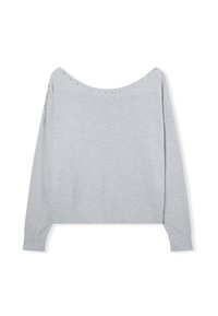 Maglione grigio a maniche lunghe con scollatura a barchetta, con borchie decorative lungo le spalle e orlo a costine. Tessuto morbido.