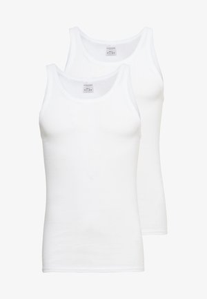 Weißes Tanktop kombiniert mit navy- und graugemusterten Shorts. Die Shorts haben einen lockeren Schnitt, einen elastischen Bund und seitliche Taschen.